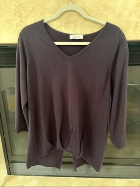 Lola & Sophie V-Neck Cashmere Sweater in Navy, cutout side arms